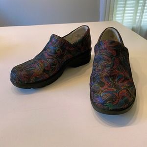 Align Indya Total Body Balance Nurse Mates Rainbow Paisley Clogs Size 7.5W‎